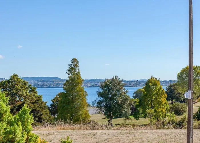 Pokaka Lake House - Wharewaka Holiday Home
